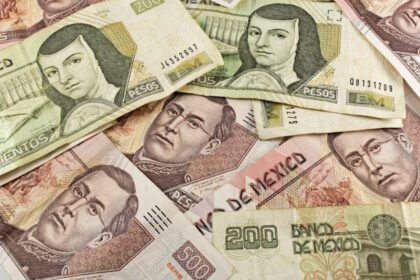 Mexican Peso edges decrease as risk-off sentiment weighs