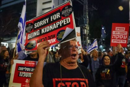 Thousands of Israelis utter against authorities, urging captive deal