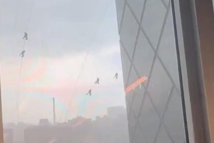 Excessive winds leave crew dangling from Beijing skyscraper